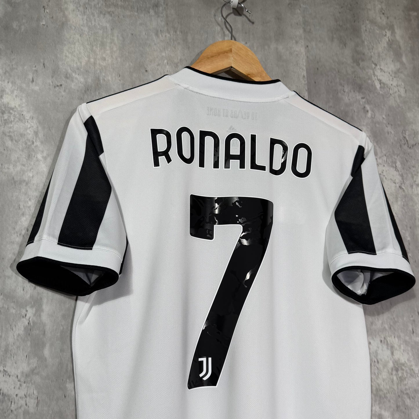 Juventus 2021/22 Home Shirt Ronaldo #7 - Medium