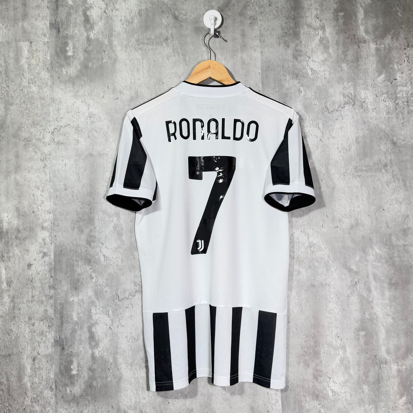 Juventus 2021/22 Home Shirt Ronaldo #7 - Medium